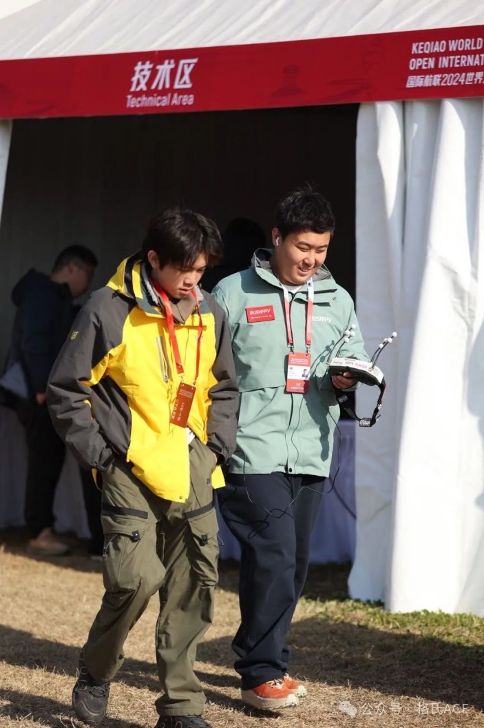 左云飛屹、右李冠辰